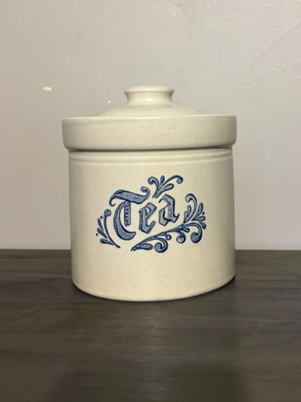 Yorktowne by Pfaltzgraff Stoneware tea Canister. 1 qt 509